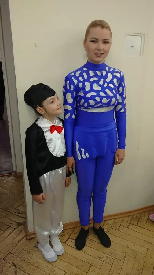 Педагог и юный участник ансамбля